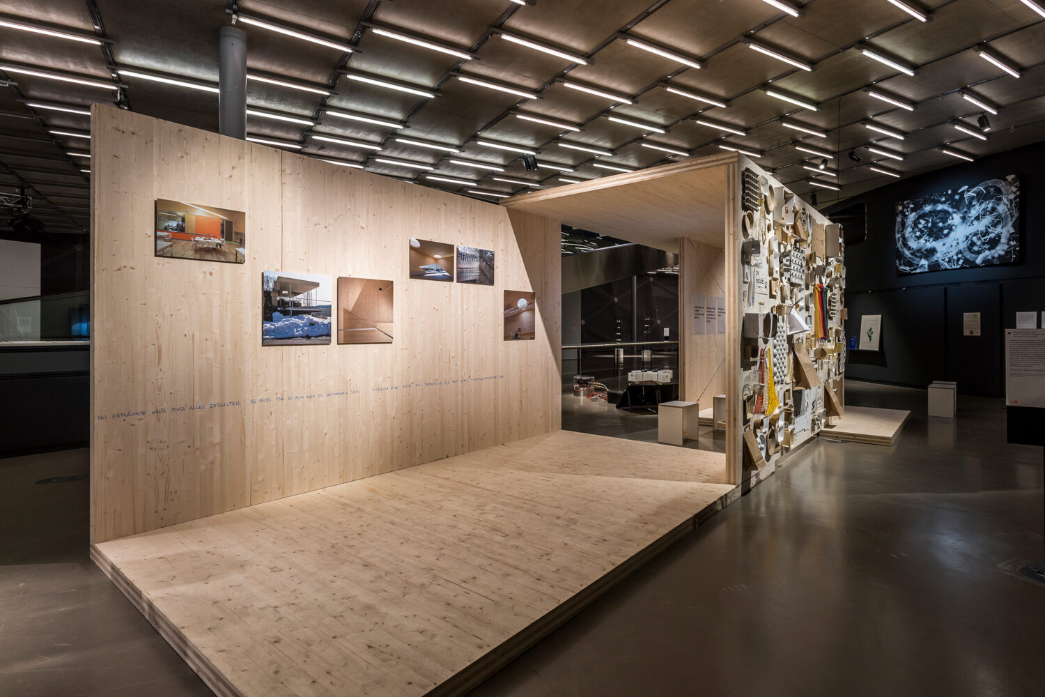 Ausstellungsansicht Brettsperrholz, Foto: Kunsthaus Graz/M. Grabner