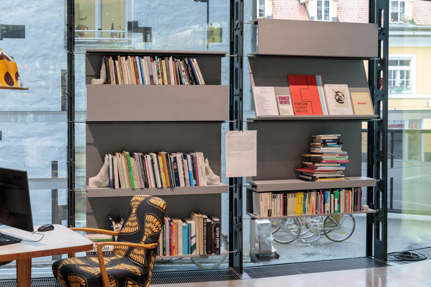 zweintopf, HEUTE Bibliothek, 2017
© Bildrecht, Wien, 2021, Ausstellungsansicht, Foto: Kunsthaus Graz/N. Lackner