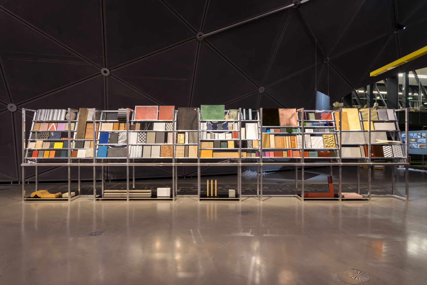 Andreas Fogarasi, Material Library (Steiermark), 2021
© Bildrecht, Wien 2021, Ausstellungsansicht, Foto: Kunsthaus Graz/M. Grabner