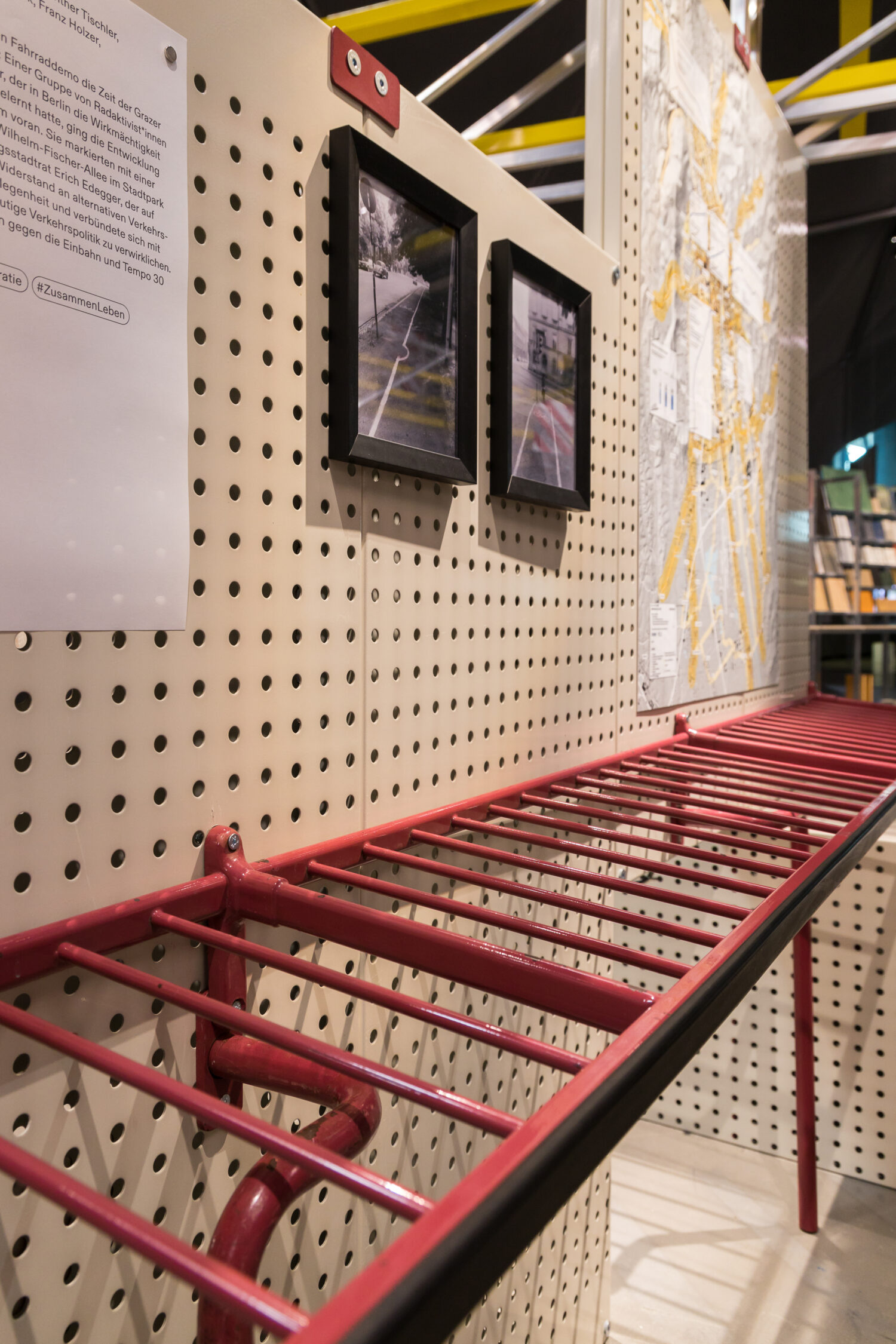 materialnomaden, Ausstellungsdisplay was sein wird, Kunsthaus Graz Ausstellungsansicht, Foto: Kunsthaus Graz/M. Grabner