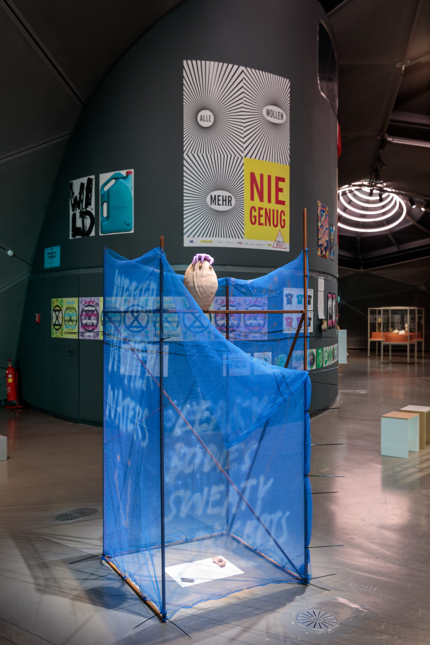 Elke Auer in Zusammenarbeit mit Gerhard Auer, WET AGENCY, SPILLING ALL OVER YOUR DRY STRUCTURES, 2021
© Bildrecht, Wien, 2021, Ausstellungsansicht, Foto: Kunsthaus Graz/N. Lackner